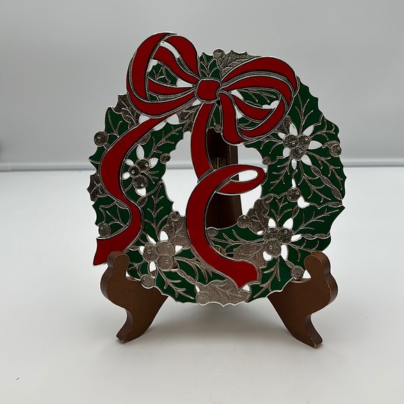 vintage christmas holly wreath metal trivet with red bow - Picture 1 of 16